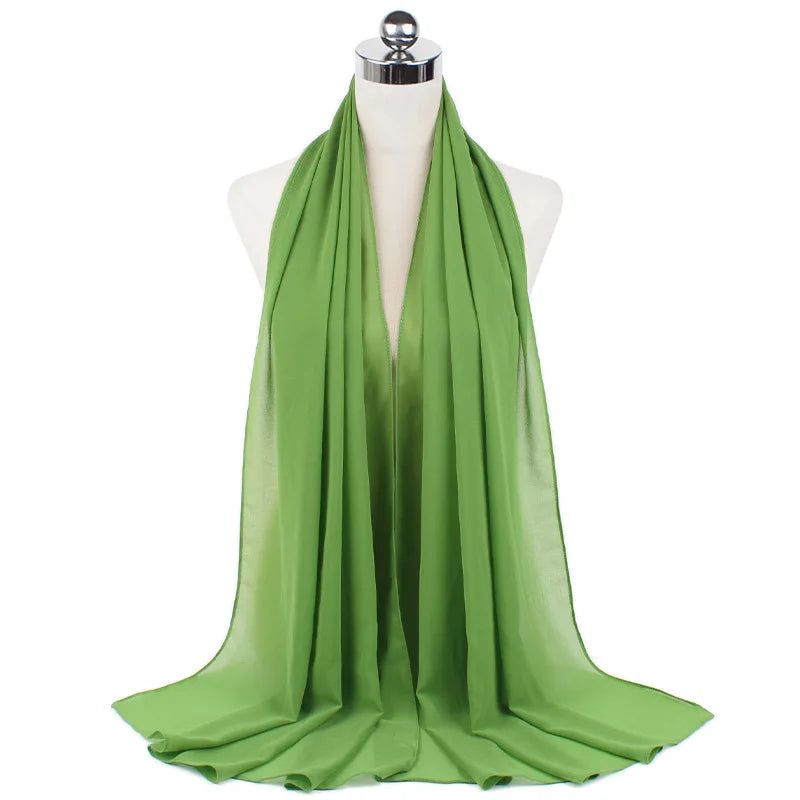 Ein glattes olivgrünes Chiffon-Instant-Schal über einem Mannequin drapiert.