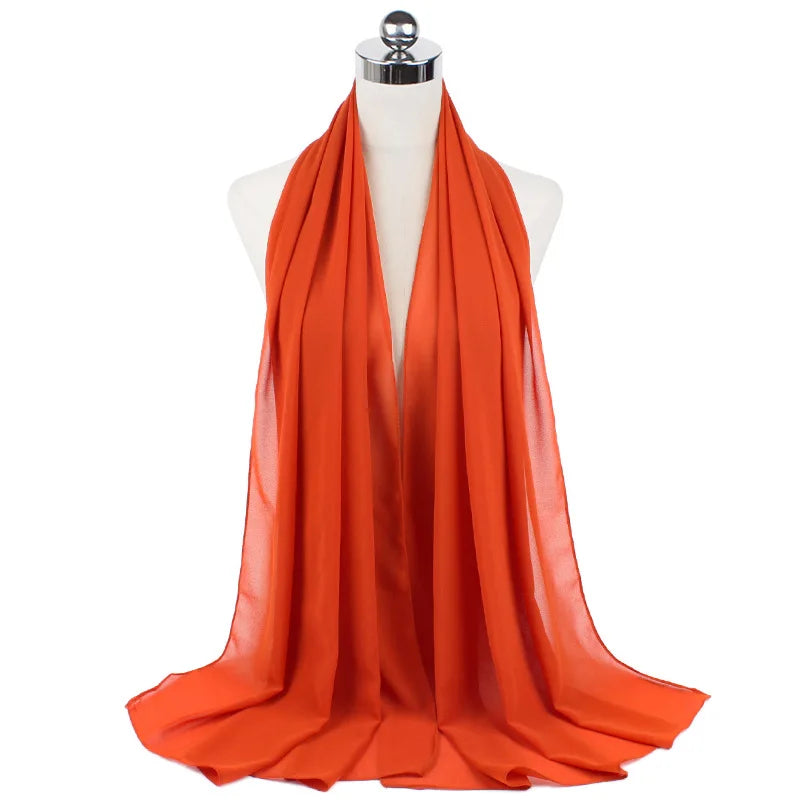 Orangefarbener Chiffon-Instant-Schal über dem Hals eines Mannequins drapiert