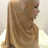 Beige muslimischer Hijab-Schal mit zarten Paillettenstickereien und drapierter Form.