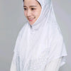 Eine Frau trägt einen eleganten weißen Hijab mit silbernen Strass und einem hellen Oberteil.