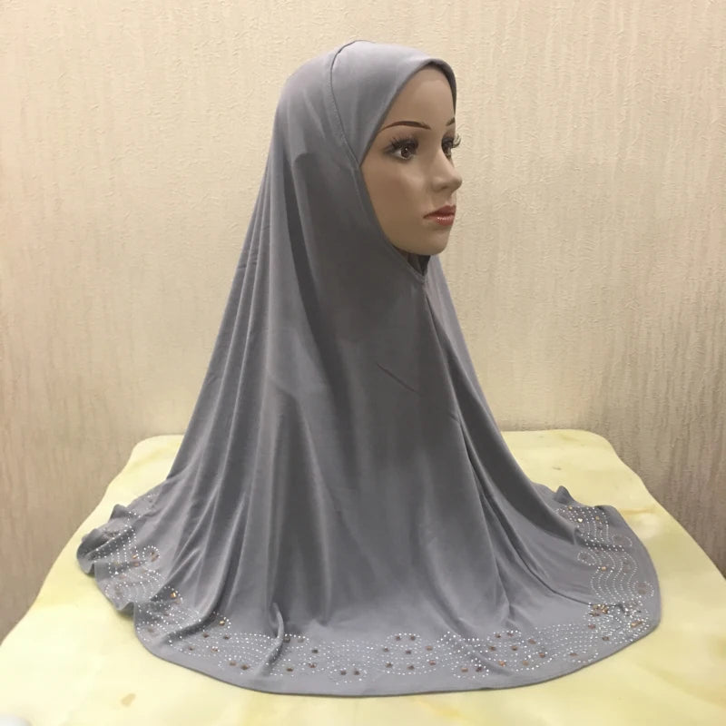 Elegantes graues Diamant-besetztes muslimisches Hijab-Tuch auf einem Mannequin.
