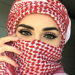 Nahaufnahme einer Frau mit roter-weißer karierter Chiffon-Hijab-Schärpe, die ihr Gesicht bedeckt.