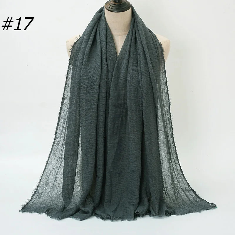 Dunkelgrabes Crinkle-Baumwoll-Hijabschal, um den Hals eines Mannequins gewickelt.