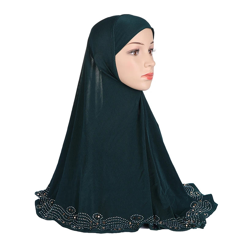 Elegantes, mit Diamanten besetztes Hijab-Tuch in Dunkel-Türkis oder Schwarz, getragen von einem Model.