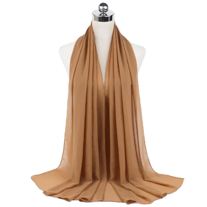 Un pañuelo de chifón beige que cae sobre un maniquí.