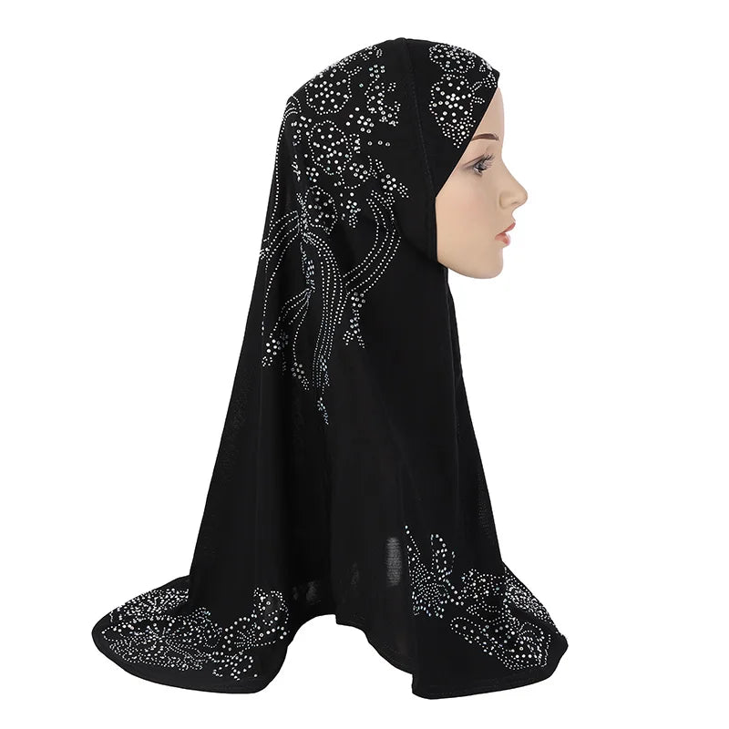 Schwarzer eleganter Strass-Hijab-Schal auf einem Mannequin.