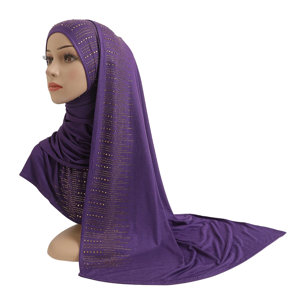 Écharpe en jersey de coton violette élégante avec des accents diamantés drapée sur la tête et l'épaule d'une mannequin.