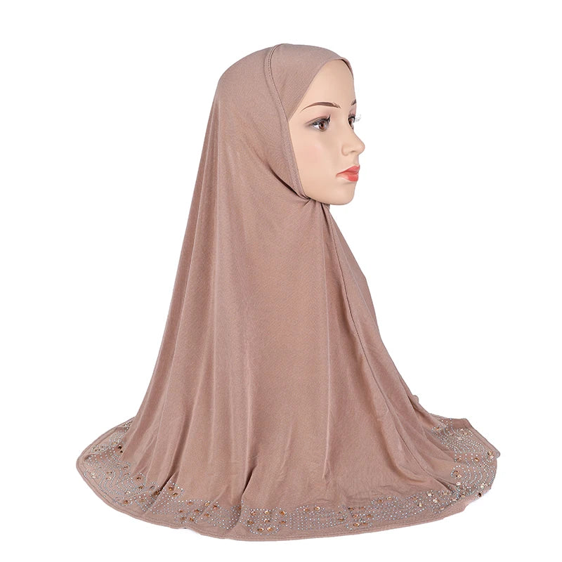 Beige, diamantbesetztes muslimisches Hijab-Schal einer Modelin.