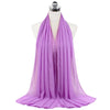 Pañuelo de chifón morado drapeado alrededor del cuello de un maniquí.