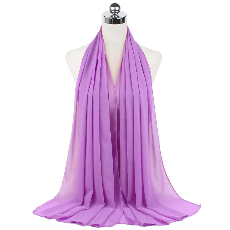 Pañuelo de chifón morado drapeado alrededor del cuello de un maniquí.