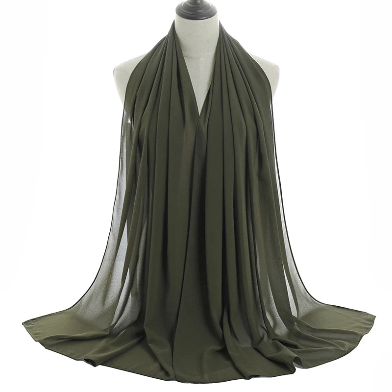 Pañuelo de chifón verde oliva oscuro drapeado alrededor del cuello de un maniquí.