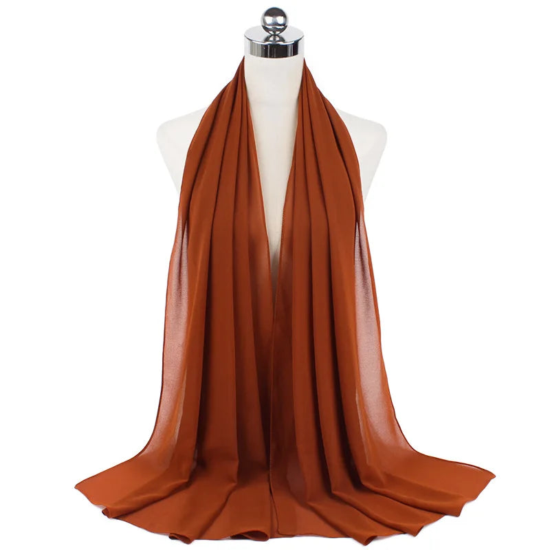 Ein drapierter, fließender, verbrannter orange Chiffon-Instant-Schal auf einem Mannequin.