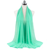 Un pañuelo de chifón verde menta brillante drapeado alrededor del cuello de un maniquí.