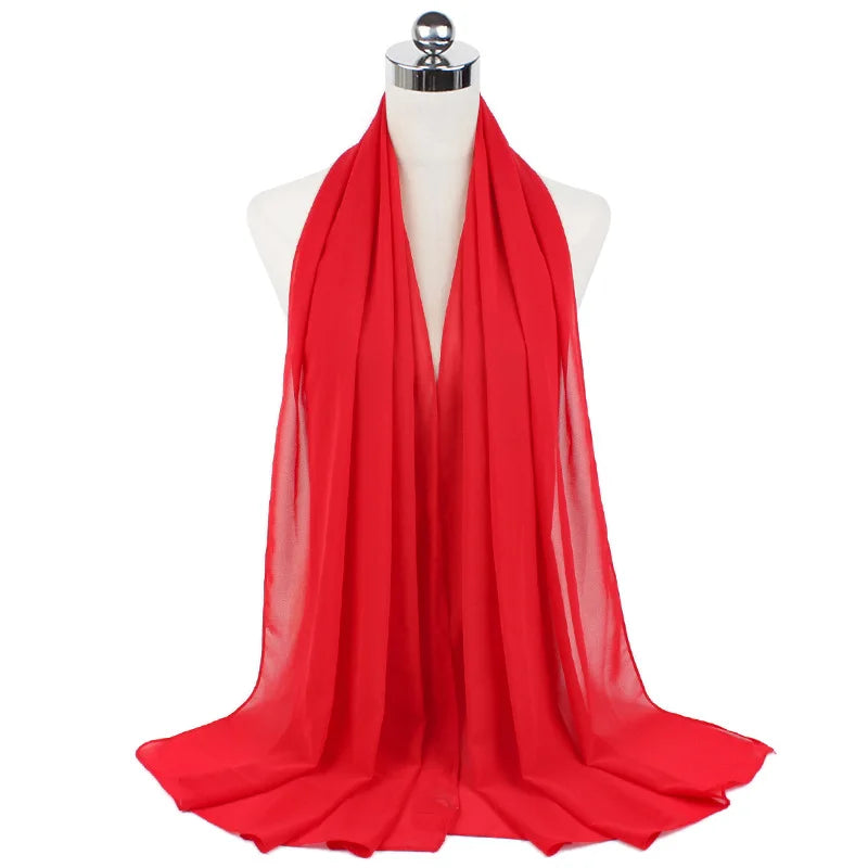 Pañuelo de chifón rojo brillante drapeado en un maniquí.