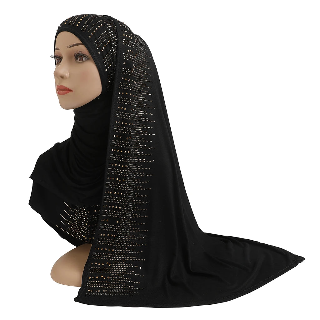 Écharpe en jersey de coton noir élégante avec des accents diamants dorés portée par un mannequin