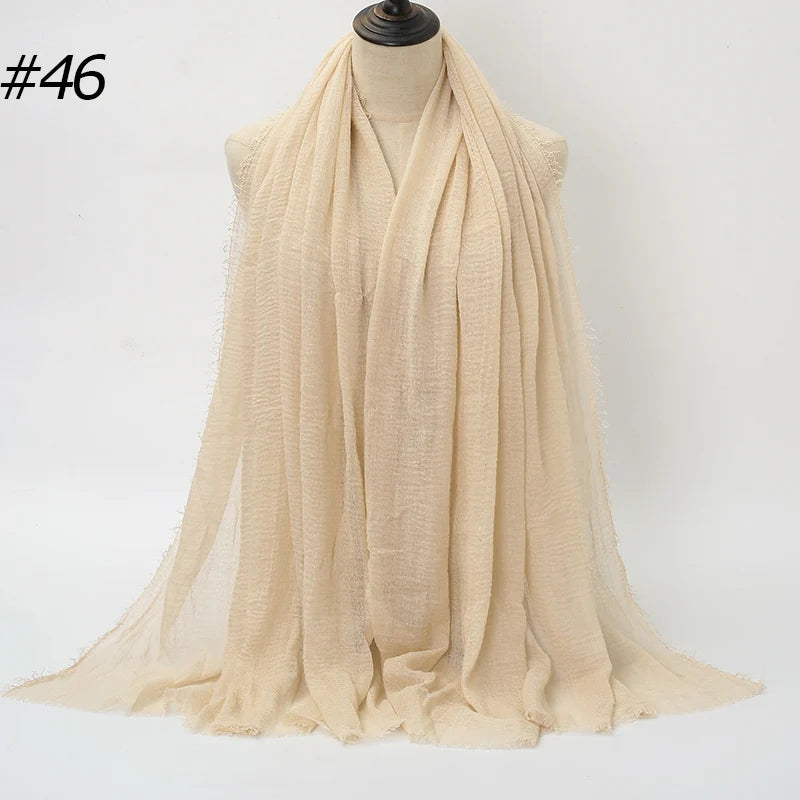 Beiger gekräuselter Baumwoll-Hijabschal über einem Mannequin