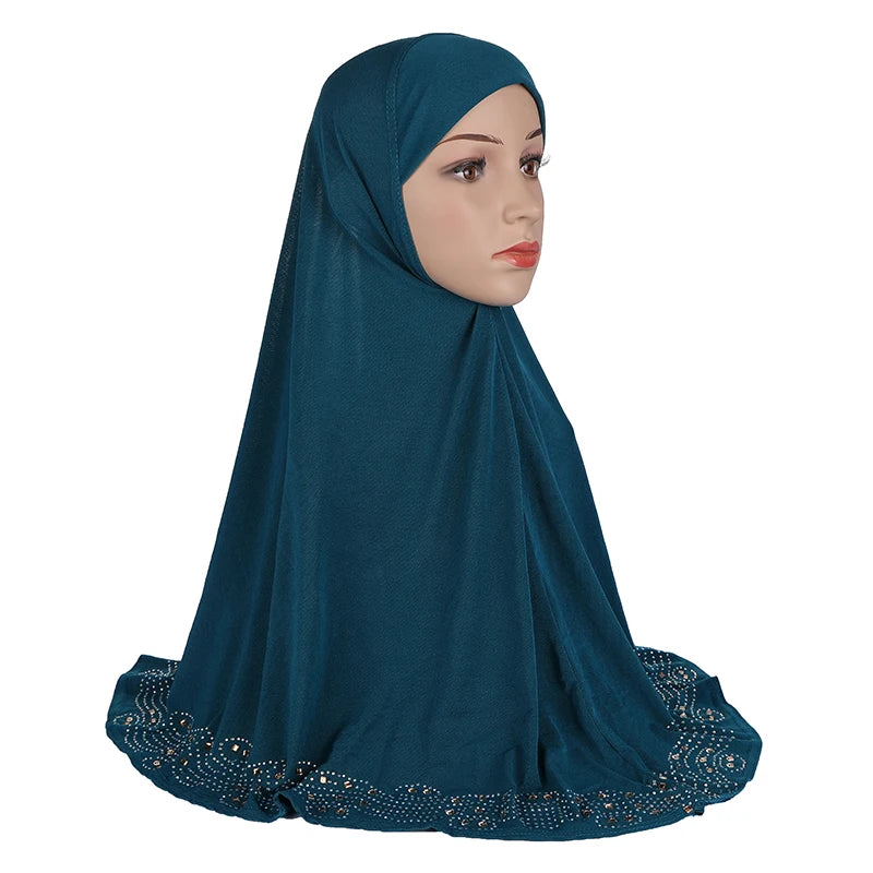 Dunkel-türkises Diamant-besetztes Hijab-Schal einer Modelin.