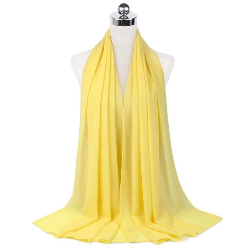 Helles gelbes, einfaches Chiffon-Instant-Schal um den Hals einer Mannequin drapiert.