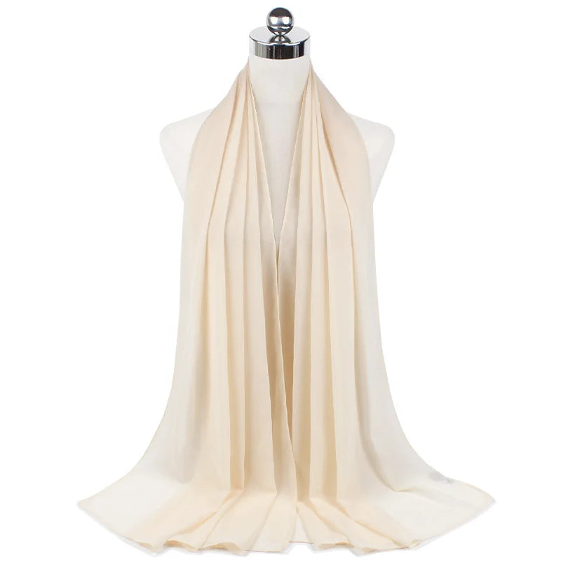 Beiger Chiffon-Instant-Schal über dem Hals eines Mannequins drapiert.