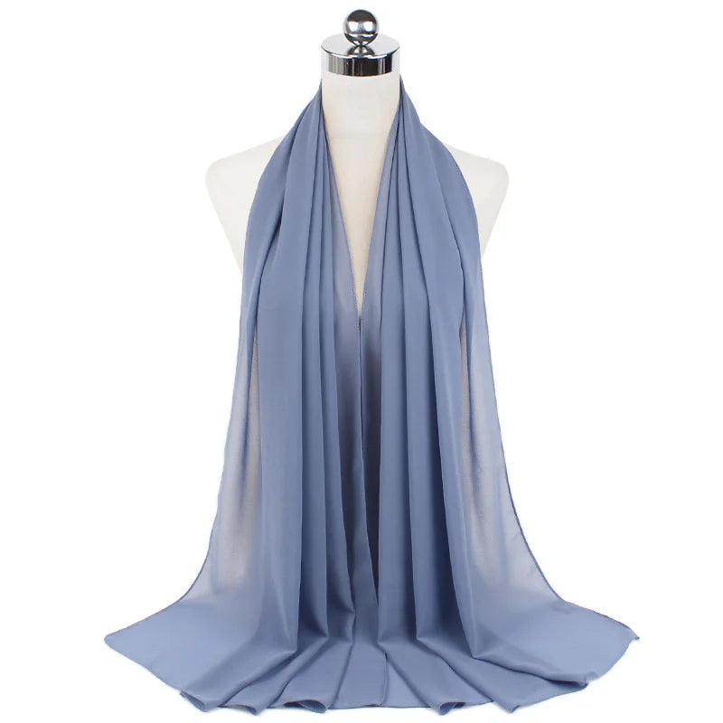 Helles blaues Chiffon-Instant-Schal über dem Hals eines Mannequins drapiert.