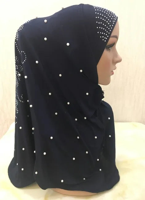 Pañuelo musulmán de cuentas negras drapeado en un maniquí.
