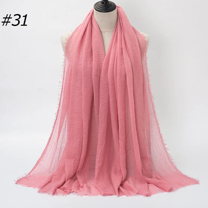 Rosa gekräuseltes Baumwoll-Hijab-Tuch um den Hals einer Mannequin