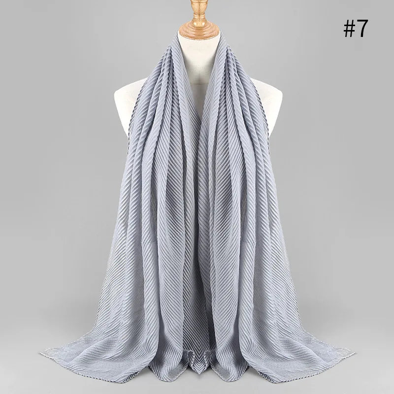 Helles grau gestreiftes, einfaches Baumwoll-Hijab-Tuch mit voller Bedeckung auf einem Mannequin drapiert.