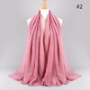 Pink gestreiftes, voll bedeckendes Hijab-Tuch um einen Mannequin-Hals drapiert.