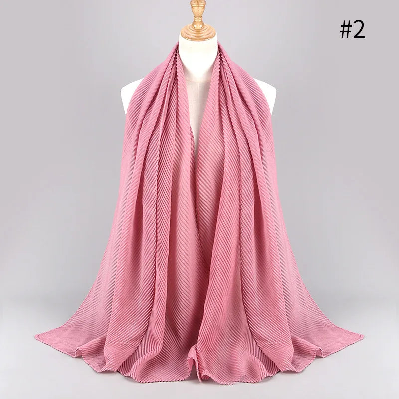 Pink gestreiftes, voll bedeckendes Hijab-Tuch um einen Mannequin-Hals drapiert.