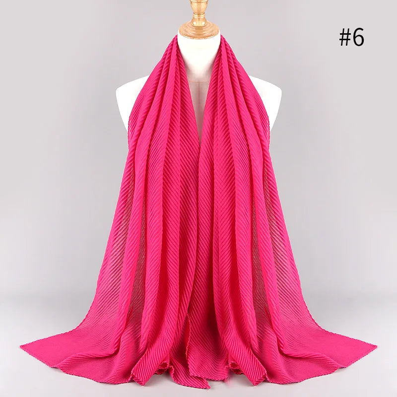 Helles pinkes, einfaches Baumwoll-Hijab-Tuch über einem Mannequin drapiert.