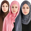 Trois femmes portant des châles de hijab en jersey de coton doux, marron, rose et gris.
