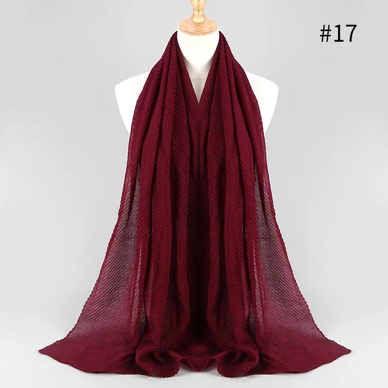 Dunkelmaroniges, einfaches Baumwoll-Hijab-Schal mit voller Bedeckung auf einem Mannequin drapiert.