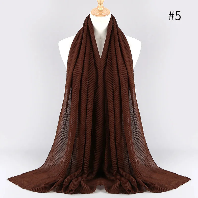Dunkelbraner einfacher Baumwoll-Hijabschal mit voller Bedeckung, auf einem Mannequin drapiert.