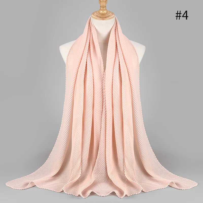 Helles rosa, einfaches Baumwoll-Hijab-Tuch mit voller Bedeckung, drapiert auf einem Mannequin.