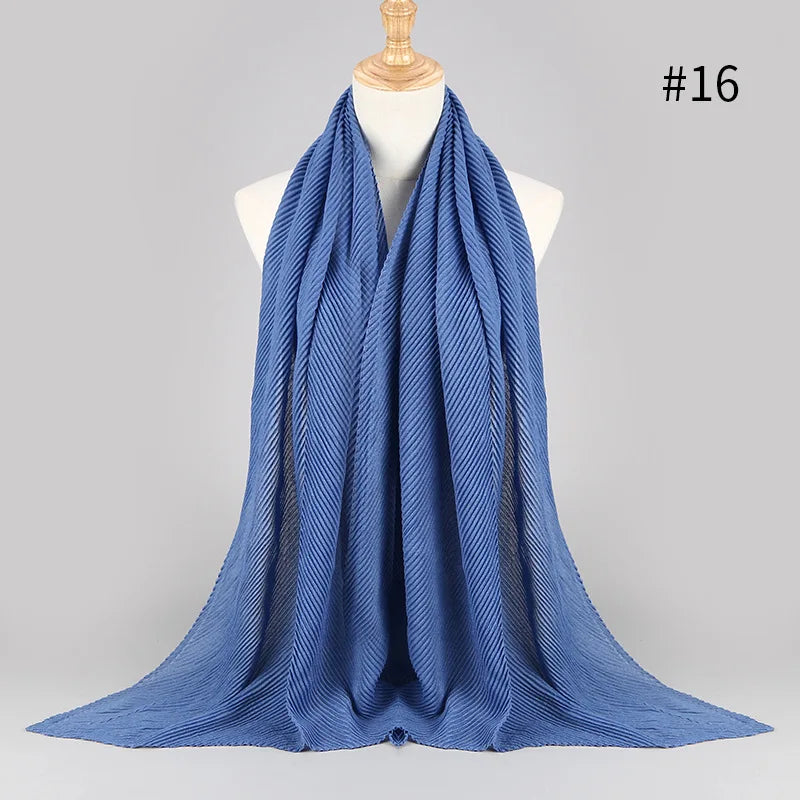 Tiefblaue gestreifte, einfache Baumwoll-Hijab-Schal, um den Hals eines Mannequins drapiert.