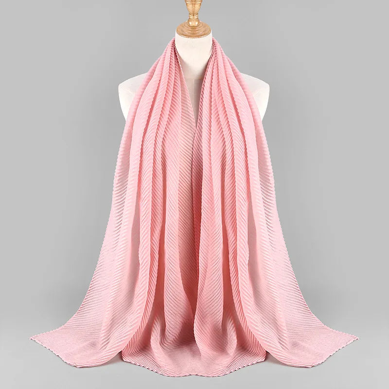 Rosa, einfaches Baumwoll-Hijab-Schal, um den Hals eines Mannequins drapiert.