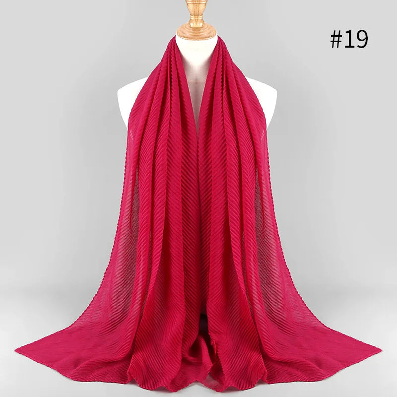 Leuchtend magentlicher einfacher Baumwoll-Hijabschal mit voller Bedeckung auf einem Mannequin drapiert.