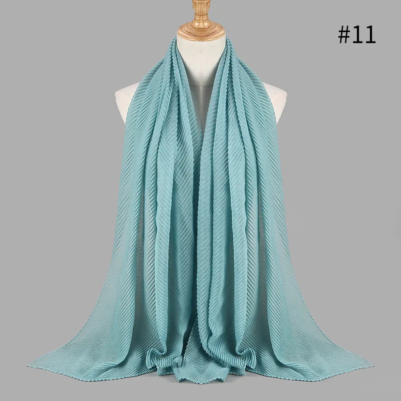 Hellblau gestreiftes Baumwoll-Hijab-Tuch, vollständig bedeckend, auf einem Mannequin drapiert