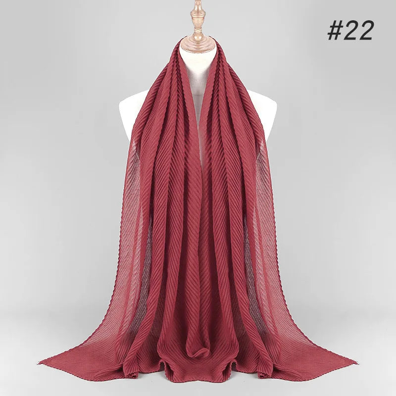 Ein tiefrot-rosa einfacher Baumwoll-Hijab-Schal, der auf einem Mannequin drapiert ist.