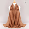 Beige geripptes Baumwoll-Hijab-Schal, drapiert um einen Mannequin-Hals.