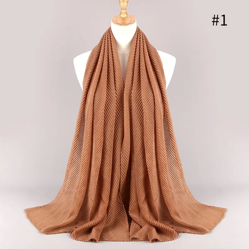 Beige geripptes Baumwoll-Hijab-Schal, drapiert um einen Mannequin-Hals.