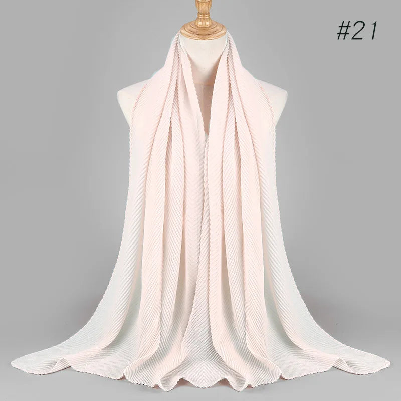 Helles rosa, einfaches Baumwoll-Hijab-Tuch mit voller Bedeckung, auf einem Mannequin drapiert.