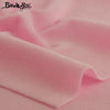 Weiche rosa Plüschvelours-Stoff drapiert und gefaltet für Bastelmaterial