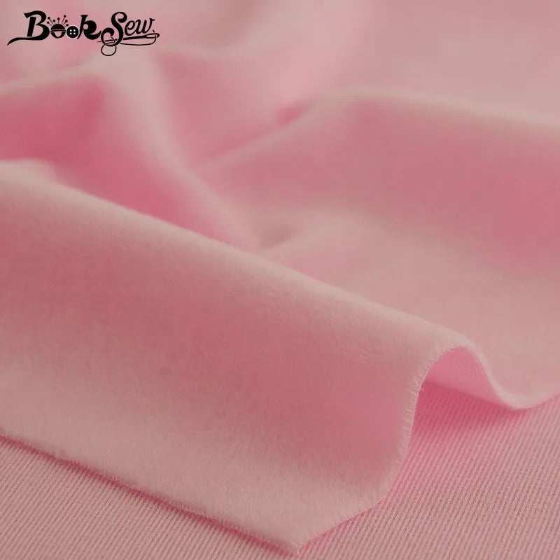 Weiche rosa Plüschvelours-Stoff drapiert und gefaltet für Bastelmaterial