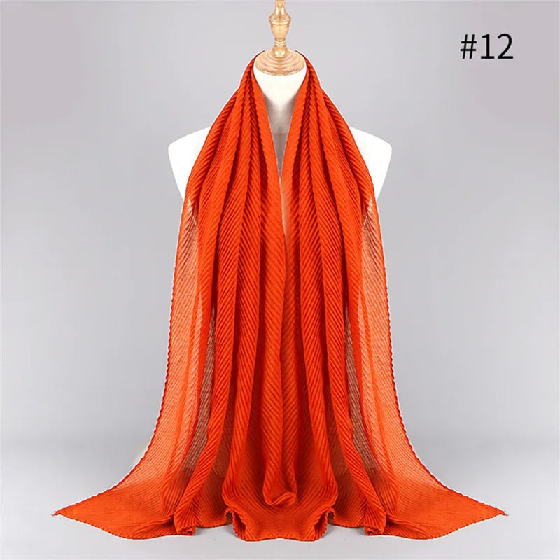 Oranger einfacher Baumwoll-Hijabschal, vollständig bedeckend, auf einem Mannequin drapiert.