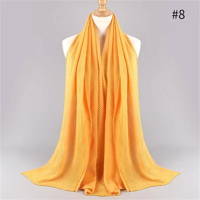 Helles orange gestreiftes Baumwoll-Hijab-Schal, der auf einem Mannequin drapiert ist.