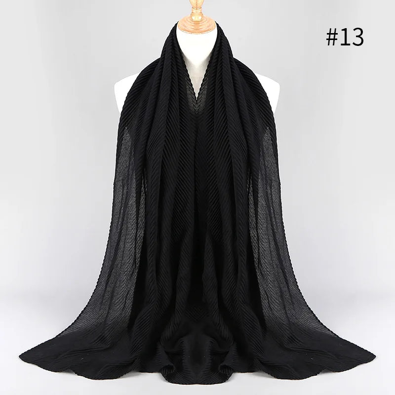 Schwarzer einfacher Baumwoll-Hijab-Schal mit voller Bedeckung auf einem Mannequin.