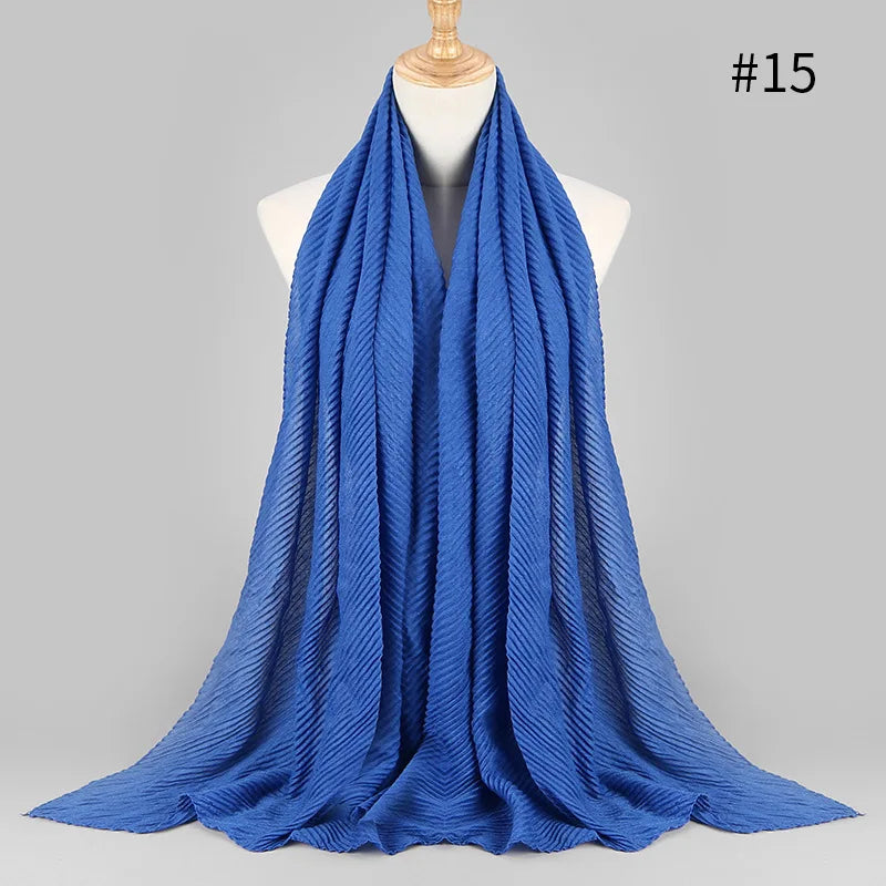 Ein königsblaues, einfaches Baumwoll-Hijab-Schal, um die Mannequin drapiert.