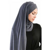 Une femme portant un foulard hijab en jersey de coton gris uni
