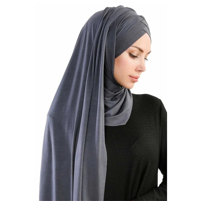 Une femme portant un foulard hijab en jersey de coton gris uni